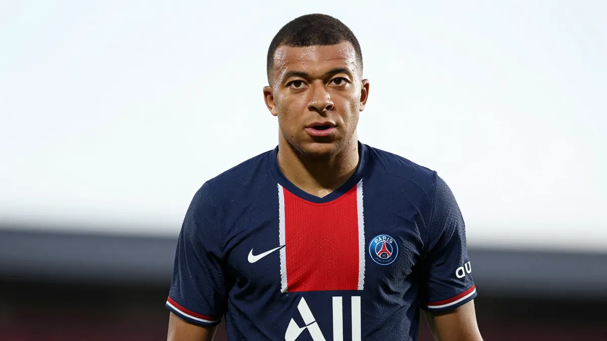 Le Paris Saint-Germain cherche à recruter Mika Godts d’Ajax