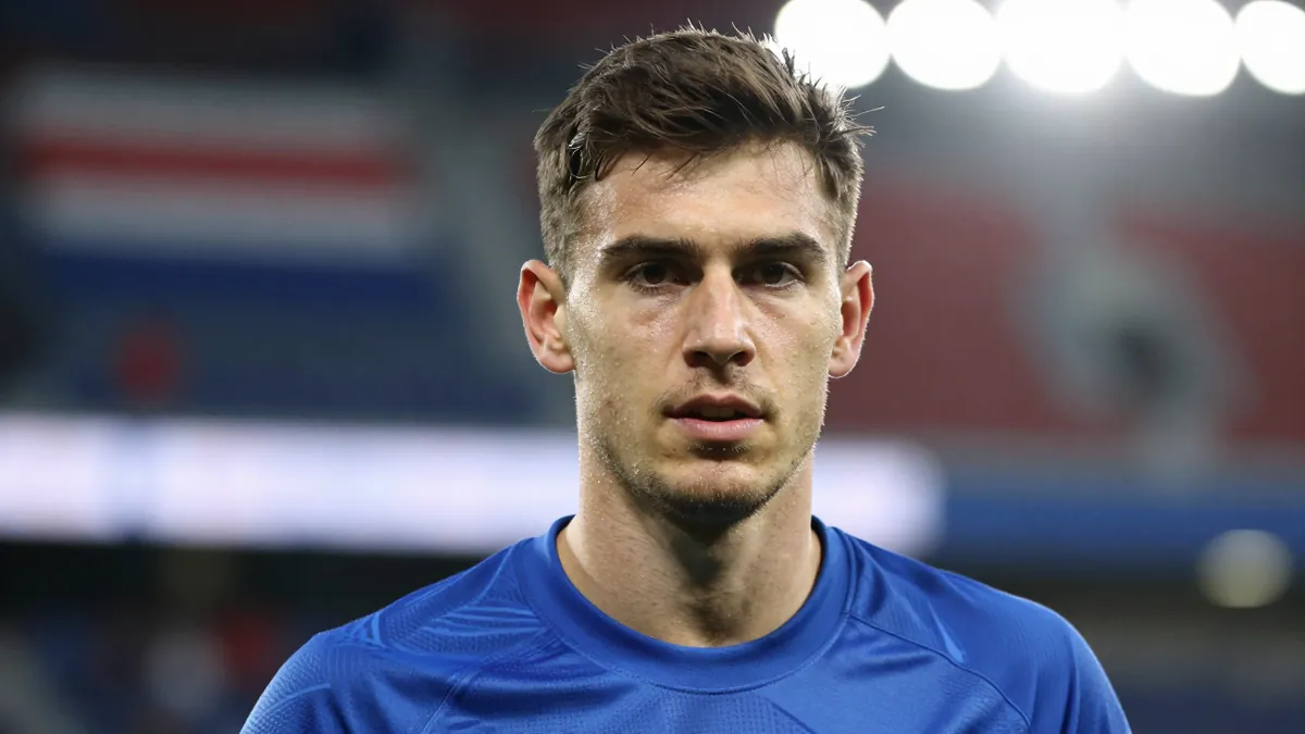 Safonov menacé : le Paris Saint-Germain lorgne Zion Suzuki pour la bataille des gardiens
