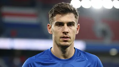 Safonov menacé : le Paris Saint-Germain lorgne Zion Suzuki pour la bataille des gardiens