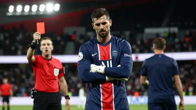 Lors du match Rennes-Paris Saint-Germain, 2-2, le gardien rennais Brice Samba a été pénalisé pour gain de temps