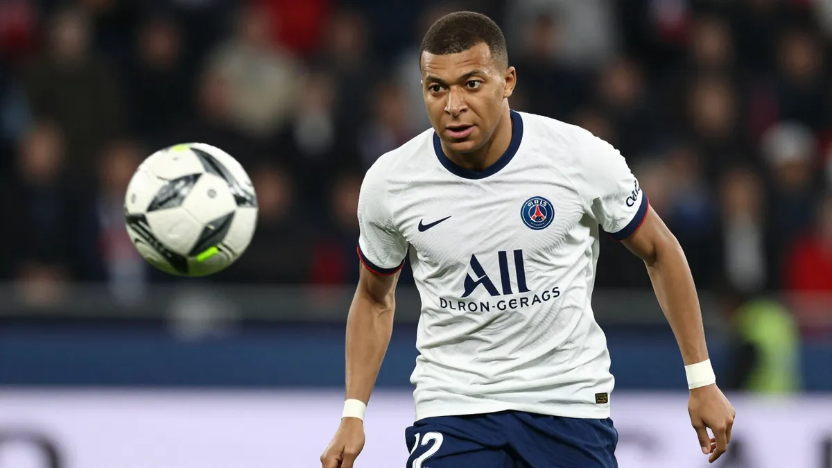 Paris Saint-Germain encaisse trois buts contre Angers avant la reprise de la Ligue 1, mettant en évidence des faiblesses...