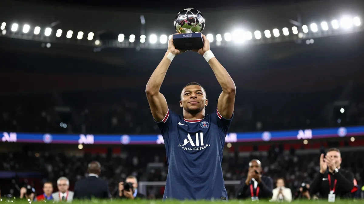 Le club parisien a conservé son titre de meilleure équipe masculine lors de la 70e cérémonie du Ballon d'Or à Londres...